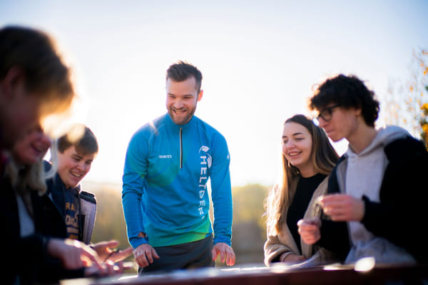 Aktiv-lærer og elever har skoletime utendørs.