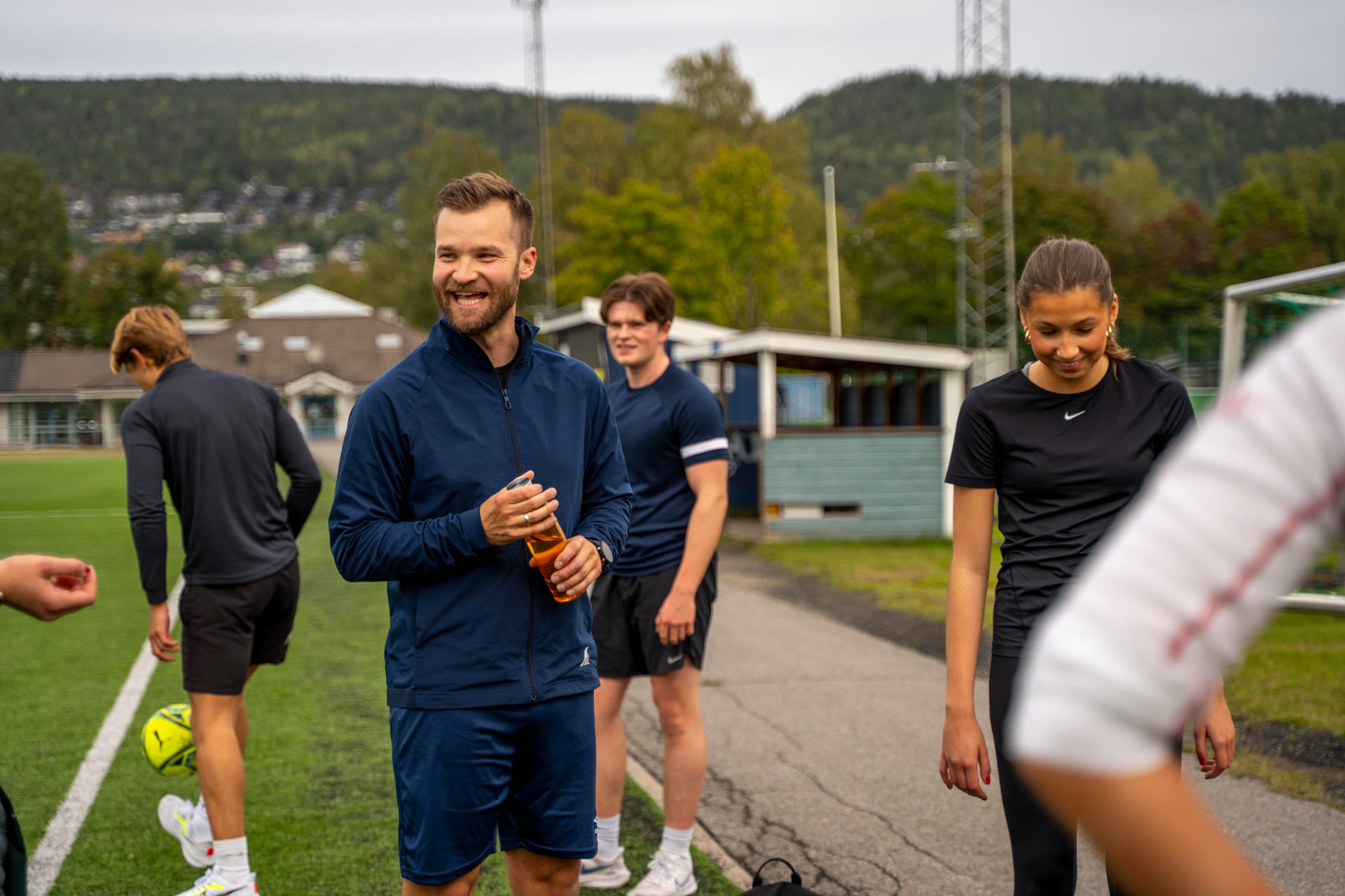Lærer og elever på akademiet aktiv trener på en gressbane i Drammen