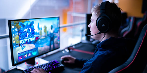 Elev spiller E-sport på Akademiet