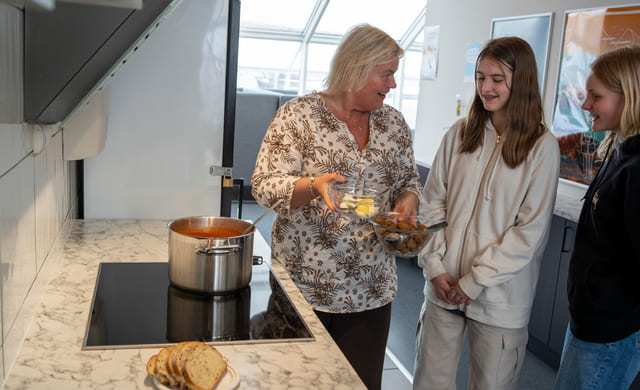 Elever på Ålesund Realfagsungdomsskole får tomatsuppe i kantina