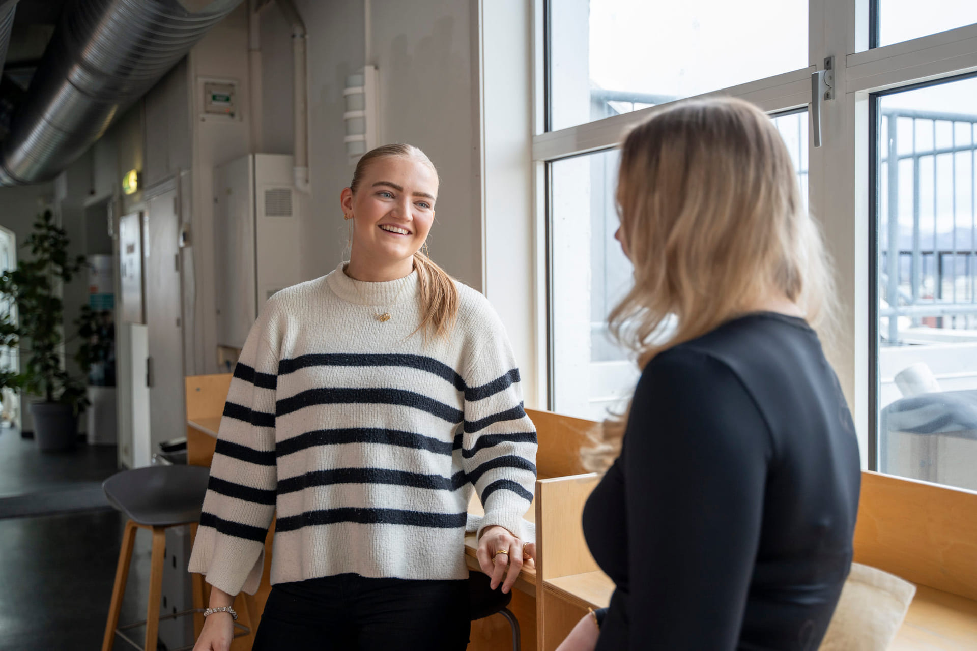 Elev smiler til medelev på Akademiet Privatistskole