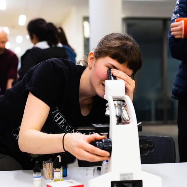 Elev på Akademiet jobber med biologi