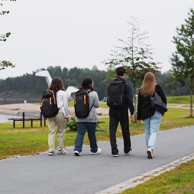 Elever på Akademiet i Sandvika går bortover utenfor skolen