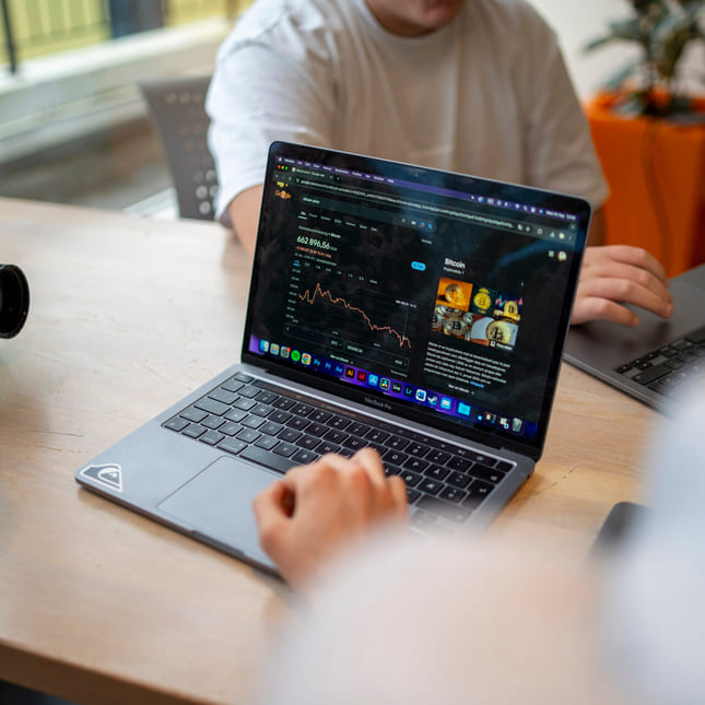 Elever søker etter økonomi på macbook