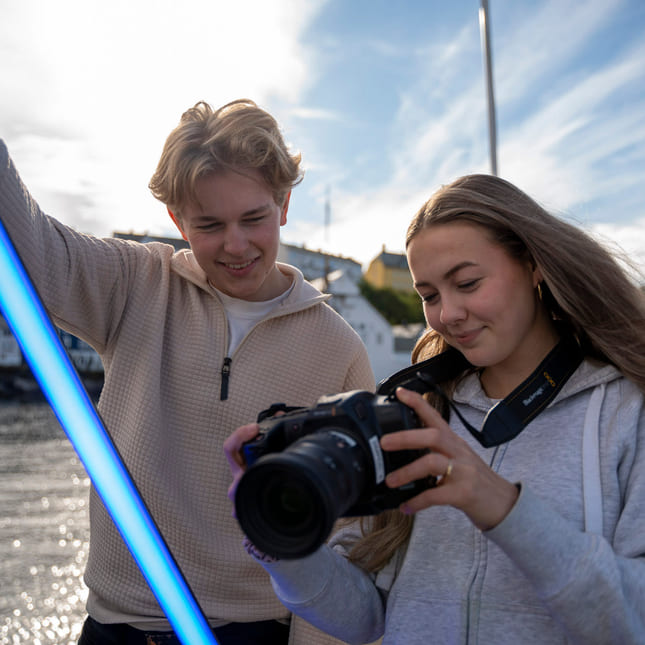 To elever ser på utstyr på MK