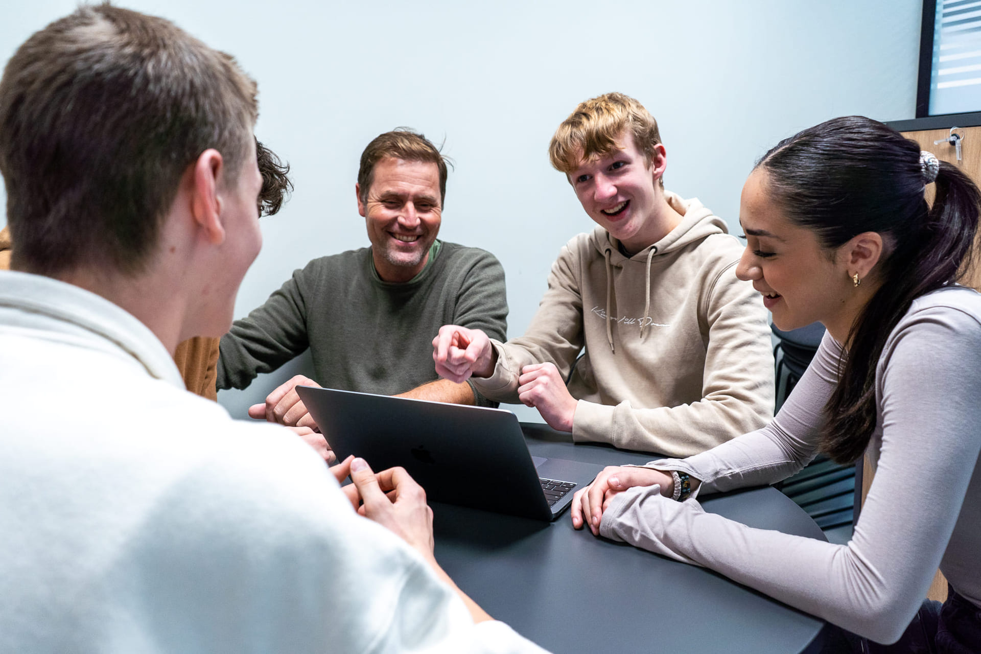 Elever på Akademiet VGS Fredrikstad jobber med skole