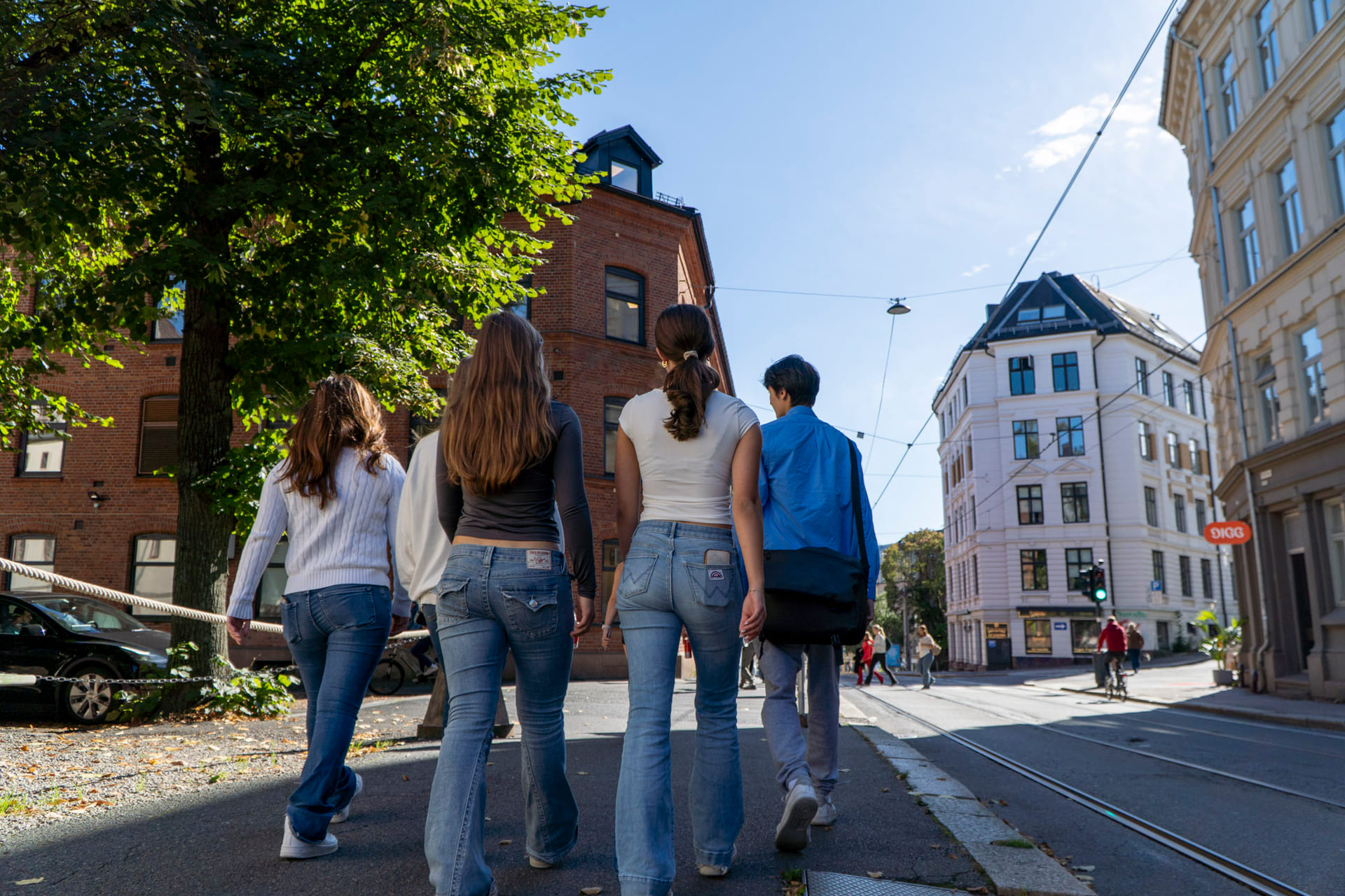 Elever utenfor Akademiet VGS Heltberg Bislett.