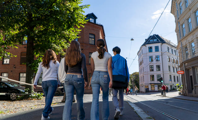 Elever utenfor Akademiet VGS Heltberg Bislett.