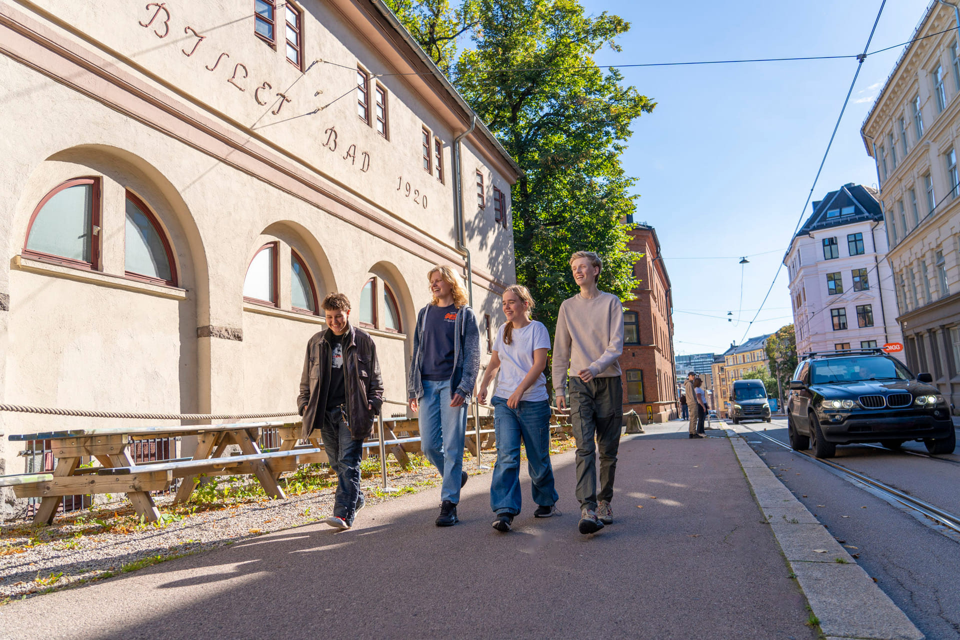 Elever utenfor Akademiet VGS Heltberg Bislett.