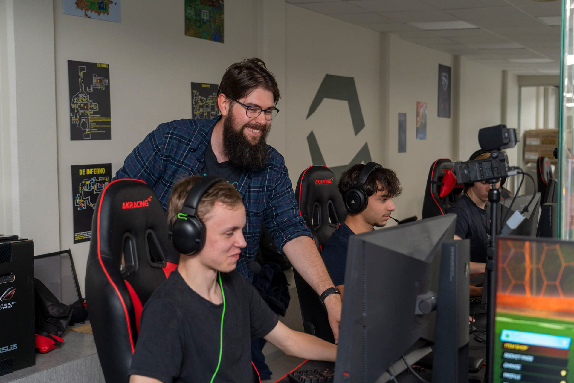 Lærer i e-sport underviser elevene på Akademiet VGS Oslo.