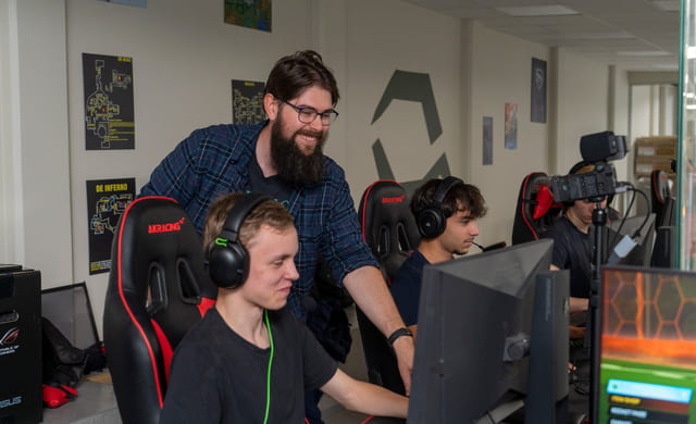 Lærer i e-sport underviser elevene på Akademiet VGS Oslo.