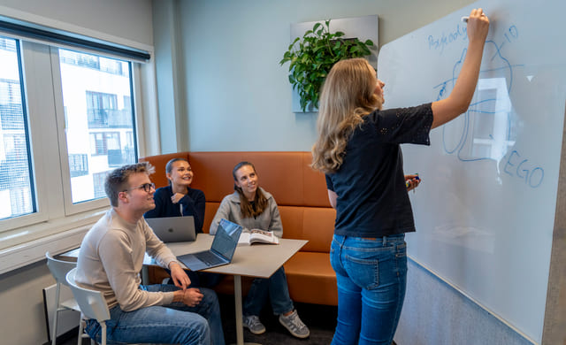 Elever jobber sammen i workshop i studietid på Akademiet VGS Oslo.