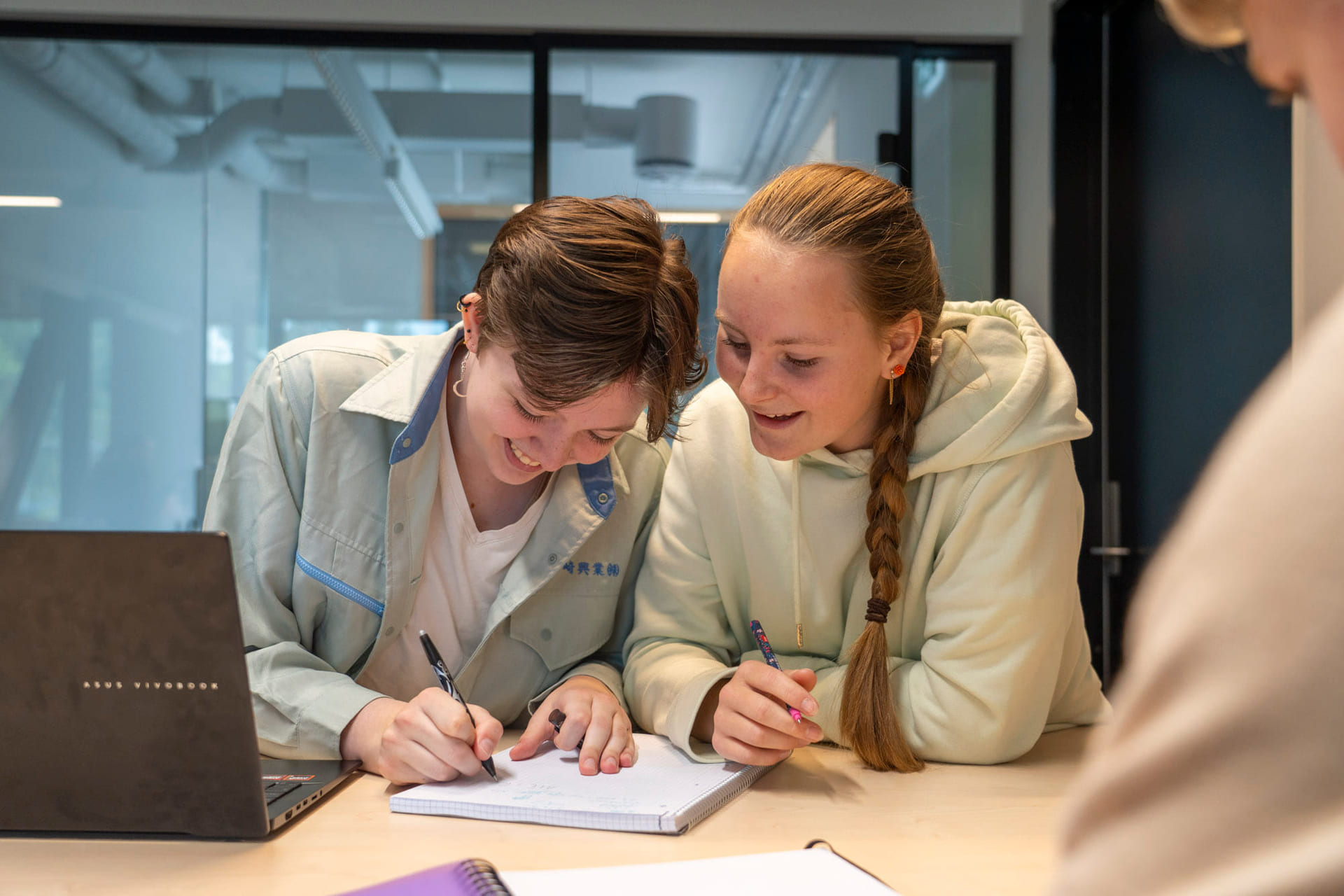 Elever jobber fokusert i studietid på Akademiet Sandvika