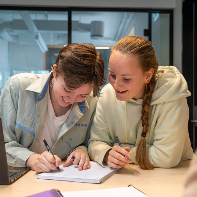 Elever jobber fokusert i studietid på Akademiet Sandvika