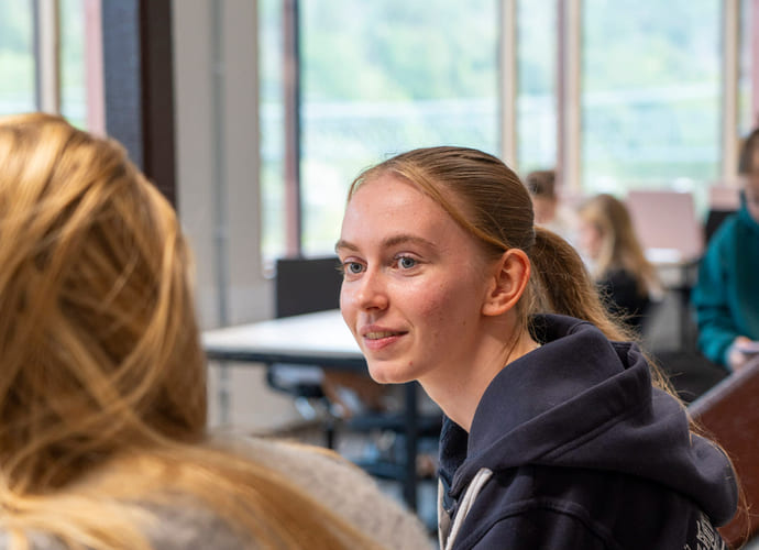 Elever jobber fokusert i studietid på Akademiet Sandvika.