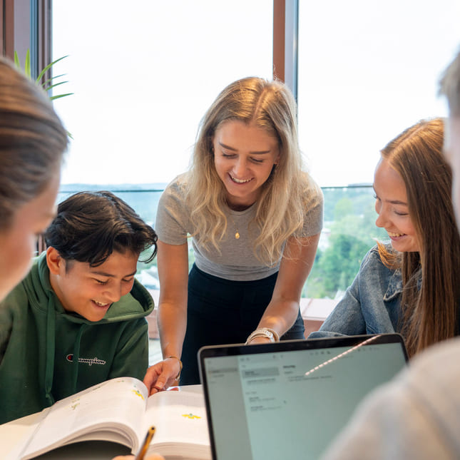 Mentor veileder elever i studietid på Akademiet Sandvika.