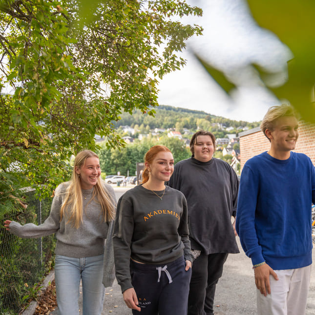 Elever går utenfor Akademiet VGS Drammen