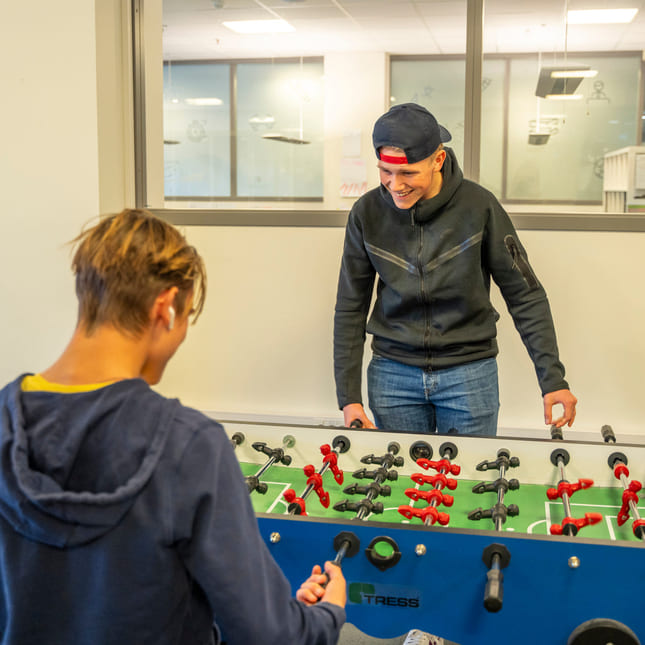 To elever spiller på fotballbord på Akademiet VGS Kristiansand.