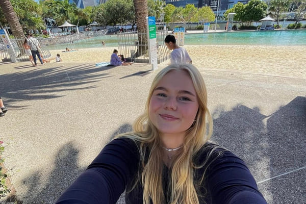 Kaia tar en selfie med Brisbane som bakgrunn.