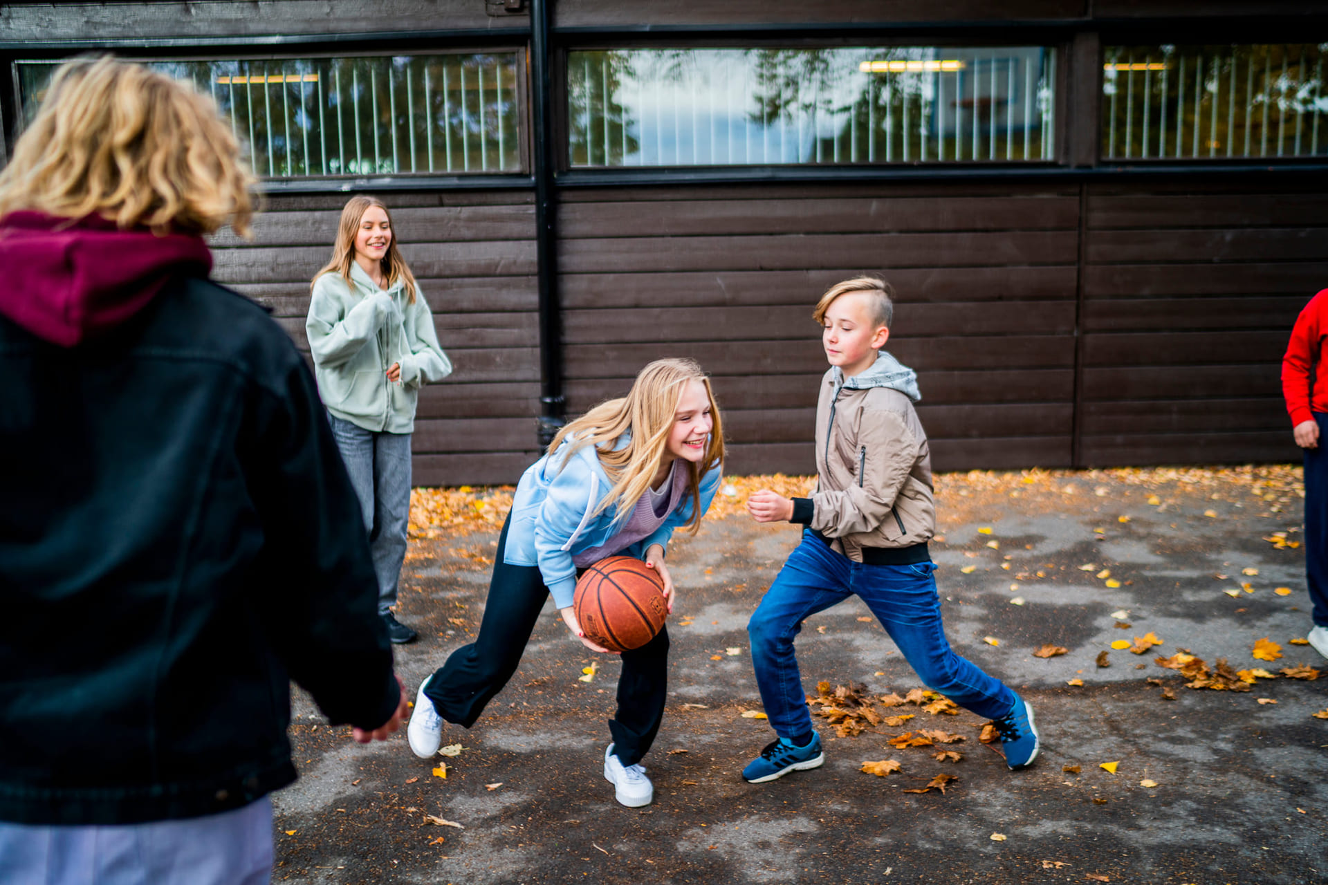 Elever på Akademiet Realfagsskole Oslo leker i skolegården