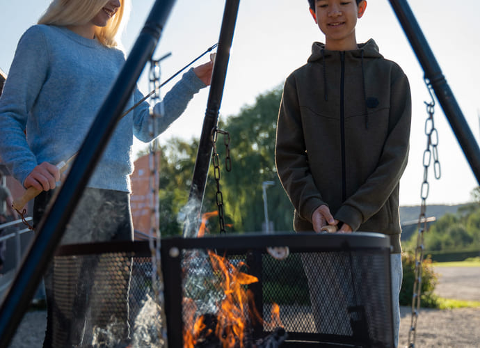 Elever på Akademiet Ungdomsskole Lier griller mashmallows