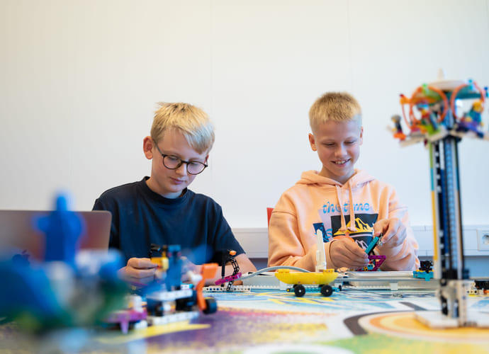 Elever på Akademiet Ungdomsskole Lier jobber med lego