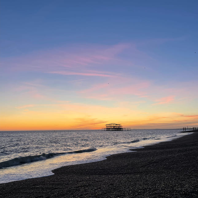 Solnedgang fra stranden i Brighton