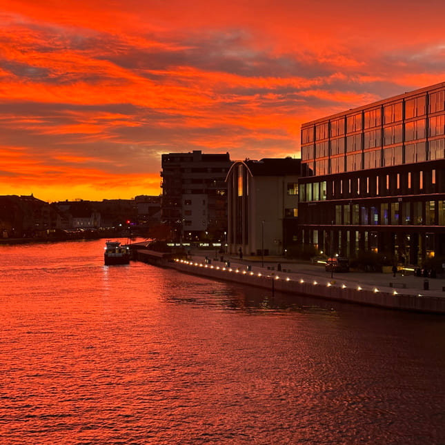 Akademiet VGS Fredikstad skolebygget i solnedgang.