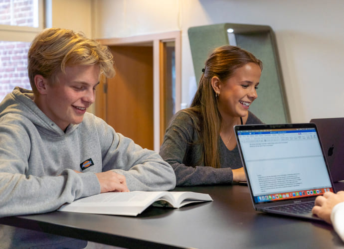 To elever jobber med skole på Akademiet VGS Heltberg Drammen