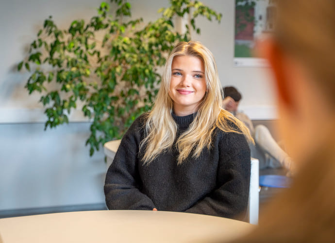 Elev på Akademiet VGS Ypsilon sitter i et klasserom på skolen.