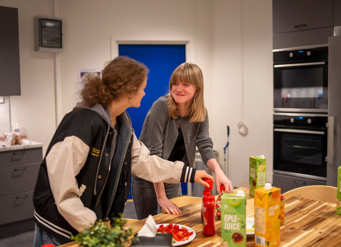 To elever setter frem lunsj på Akademiet Realfagsungdomsskole Ålesund.