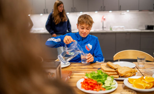 Elev spiser lunsj på Akademiet Realfagsungdomsskole Ålesund.