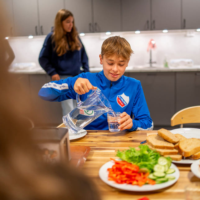 Elev spiser lunsj på Akademiet Realfagsungdomsskole Ålesund.