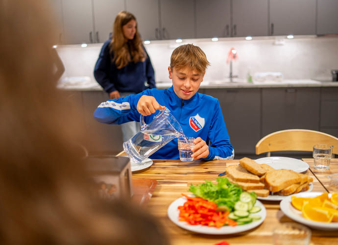 Elev spiser lunsj på Akademiet Realfagsungdomsskole Ålesund.