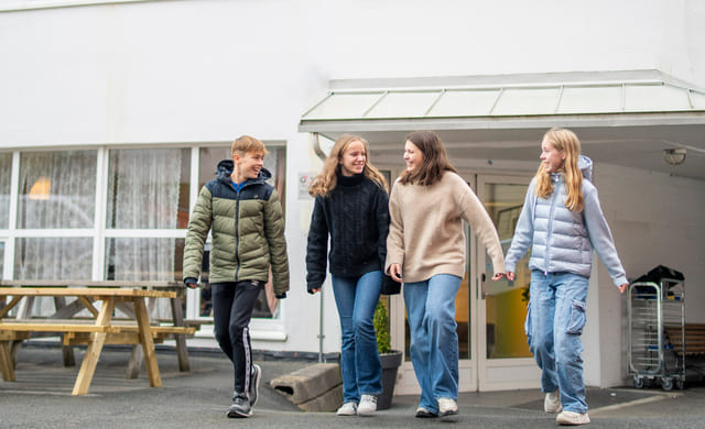 Fire elever går utenfor Akademiet Realfagsungdomsskole Ålesund.