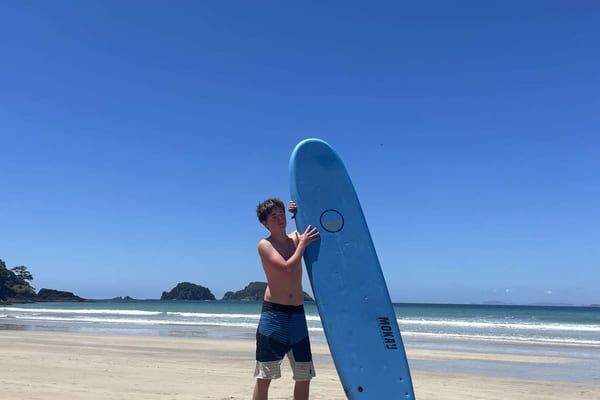 Oliver med surfebrett i new zealand.