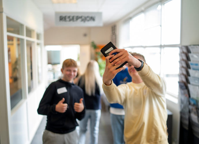 Elev tar en selfie i gangen på Akademiet VGS Ålesund