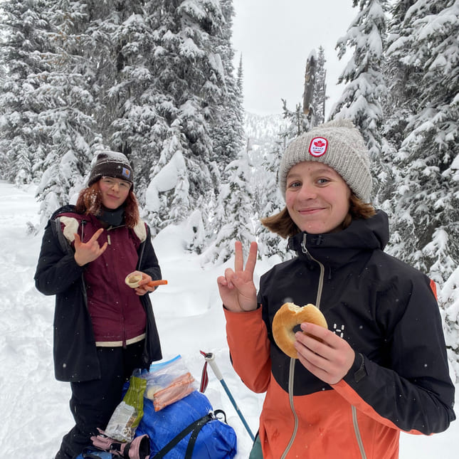 Johanna med venn spiser lunsj på tur i canada.