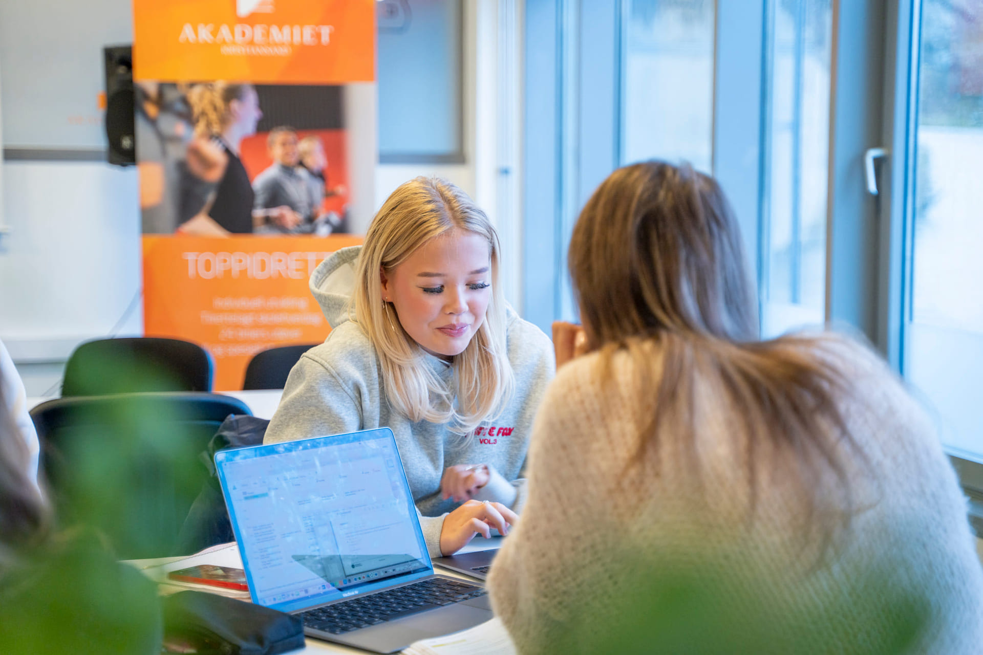 elever jobber med skole på akademiet vgs kristiansand