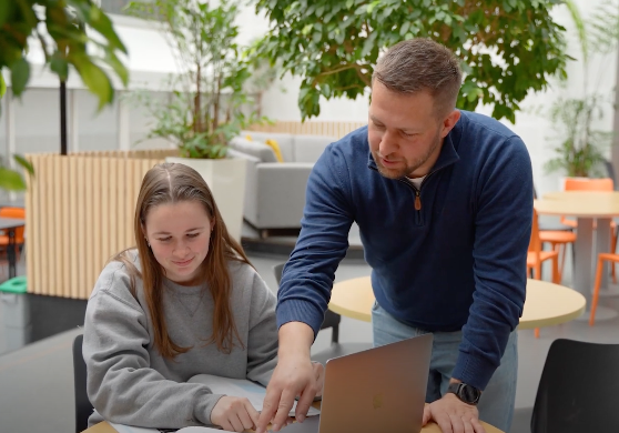 Emma får rådgivning på Akademiet Privatistskole Sandnes