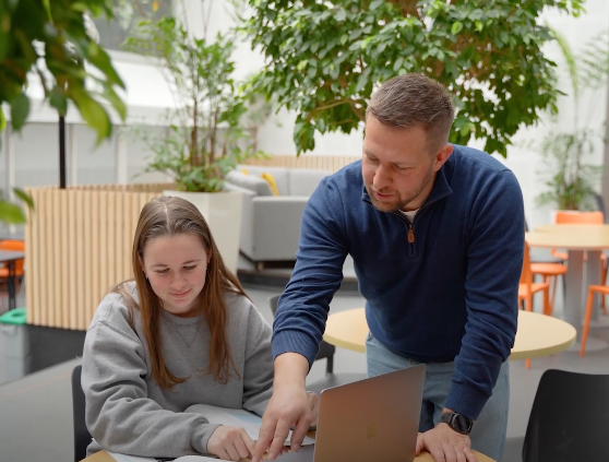 Emma får rådgivning på Akademiet Privatistskole Sandnes