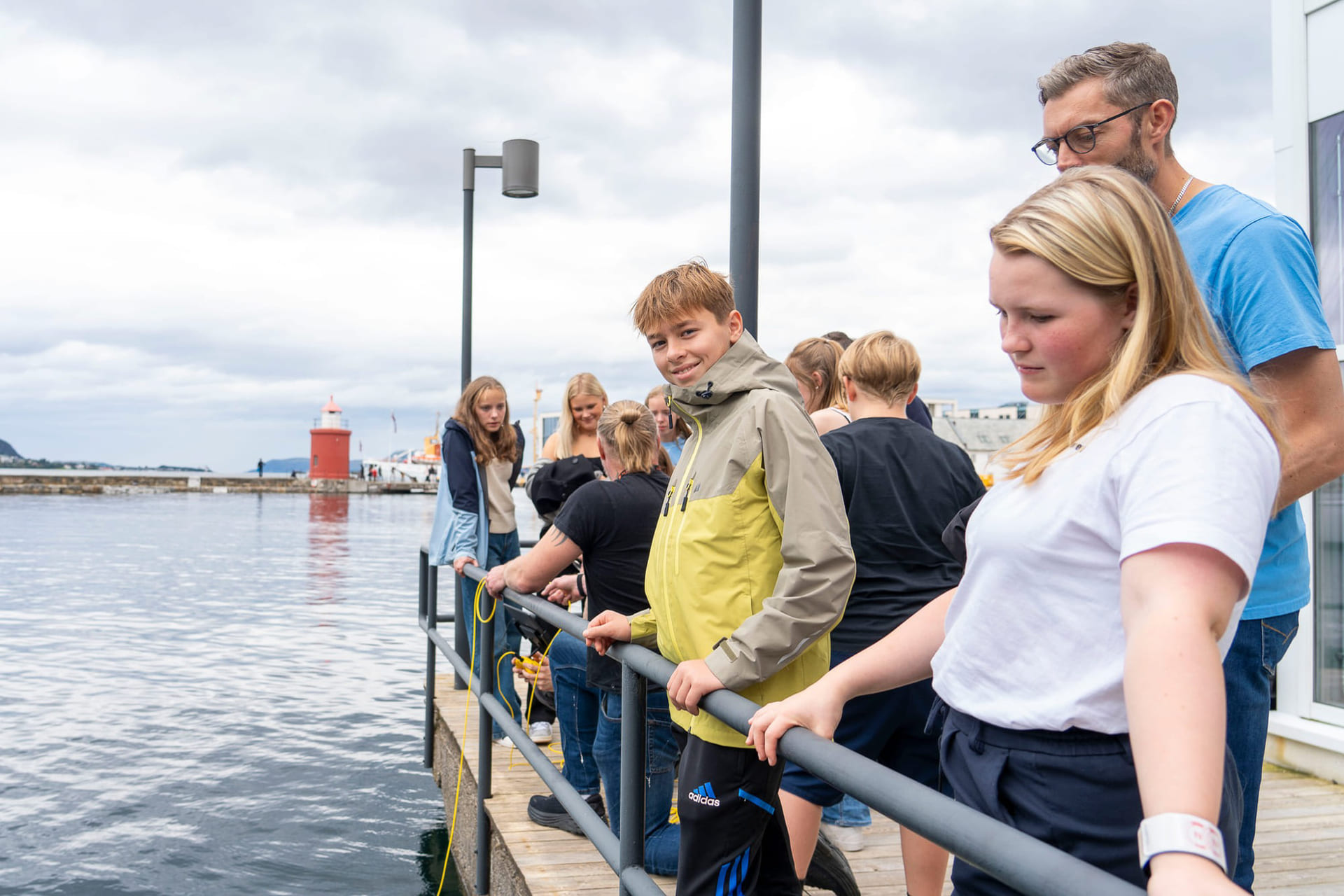 Elever på akademiet realfagsungdomsskole utenfor skolen