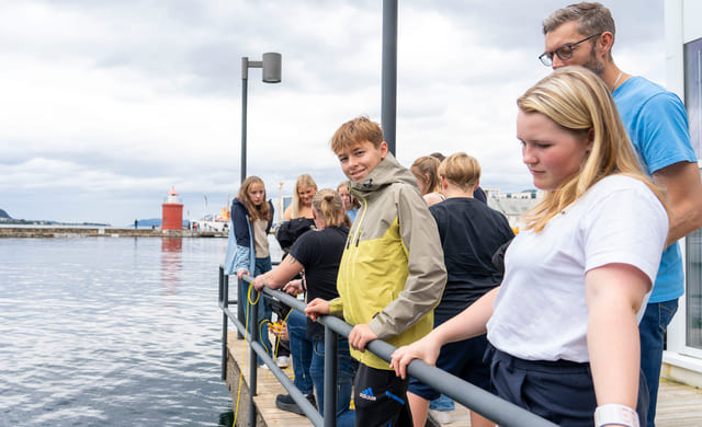 Elever på akademiet realfagsungdomsskole utenfor skolen