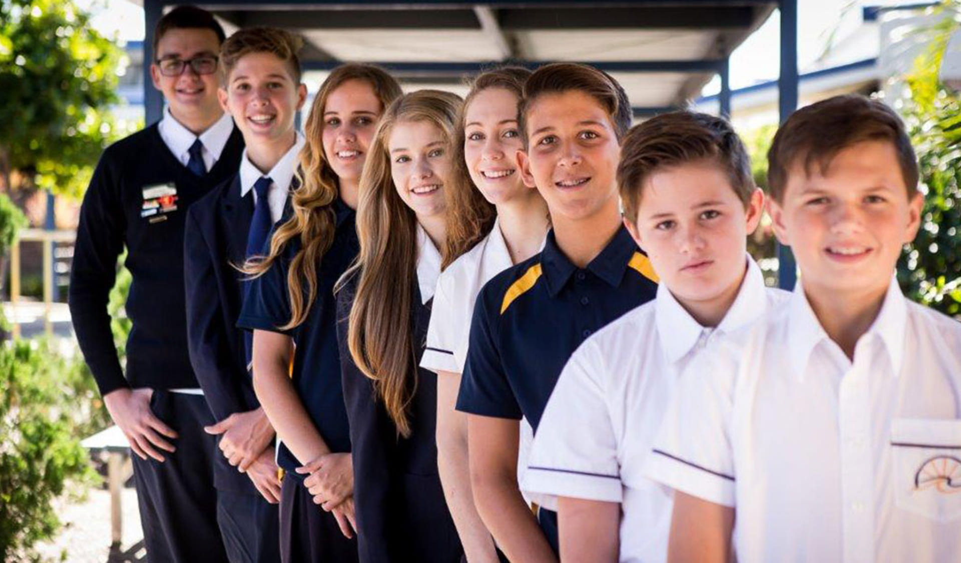 Elever på Bribie Island State High School står ved siden av hverandre på rekke.