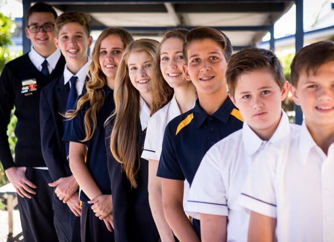 Elever på Bribie Island State High School står ved siden av hverandre på rekke.