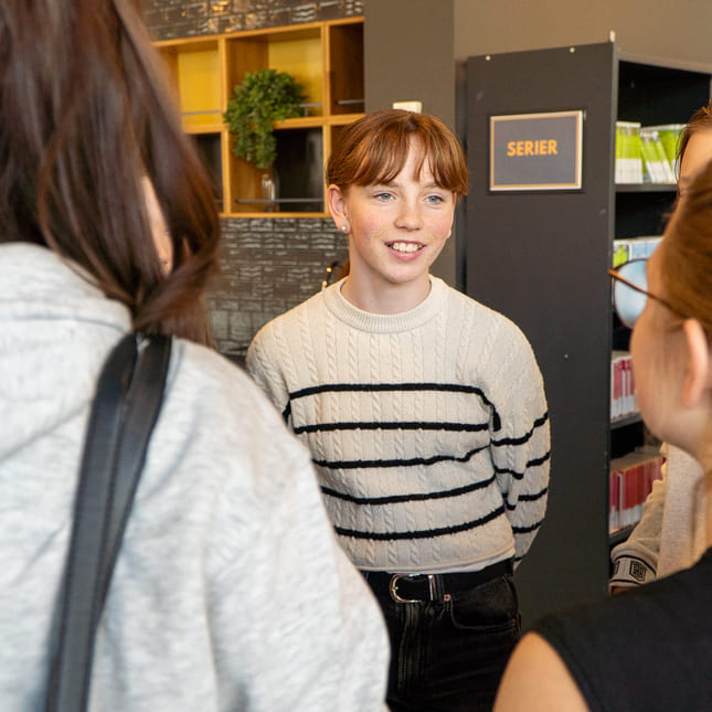 Tre elever fra Akademiet Realfagsskole Drammen under forberedelsene til Girl Tech Fest.