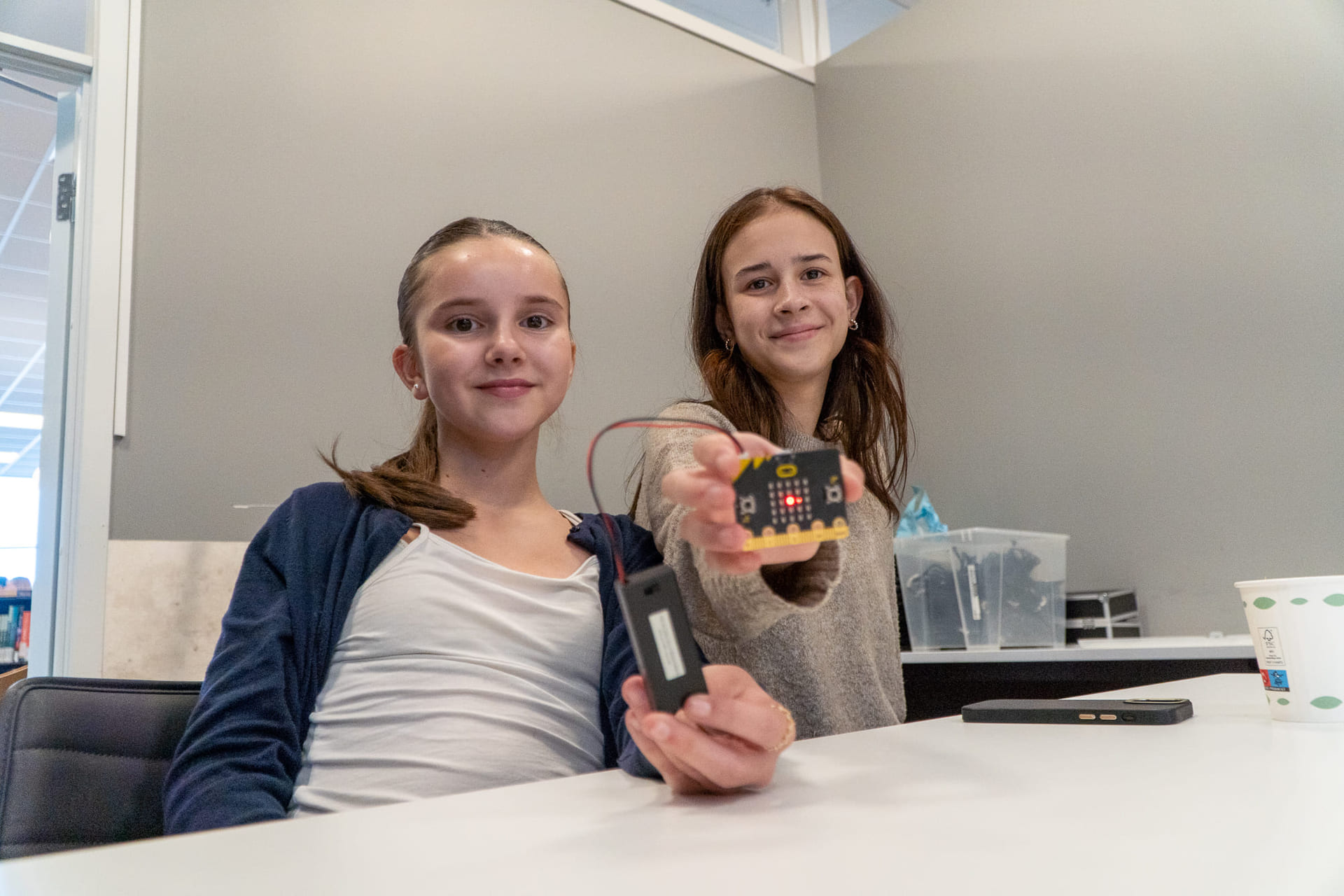 To elever fra Akademiet Realfagsskole Drammen viser frem Micro:Bit under forberedelsene til Girl Tech Fest.