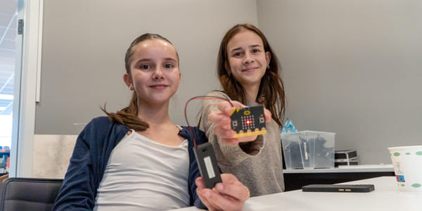 To elever fra Akademiet Realfagsskole Drammen viser frem Micro:Bit under forberedelsene til Girl Tech Fest.