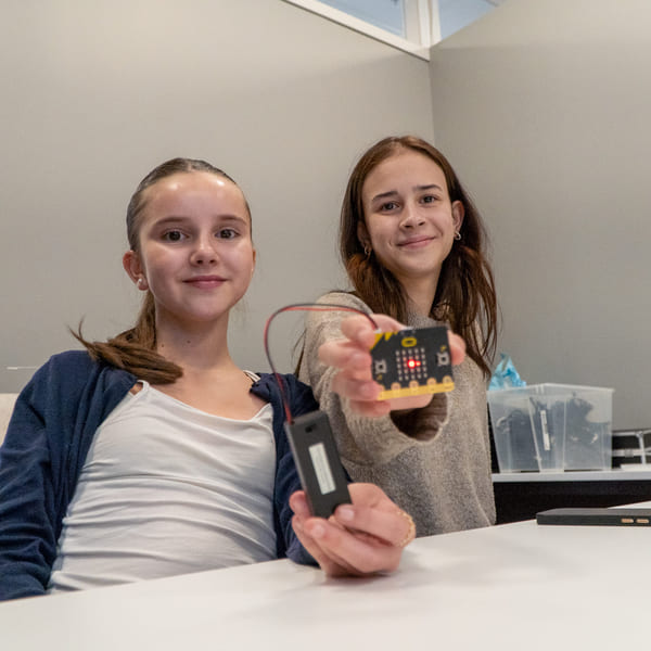 To elever fra Akademiet Realfagsskole Drammen viser frem Micro:Bit under forberedelsene til Girl Tech Fest.