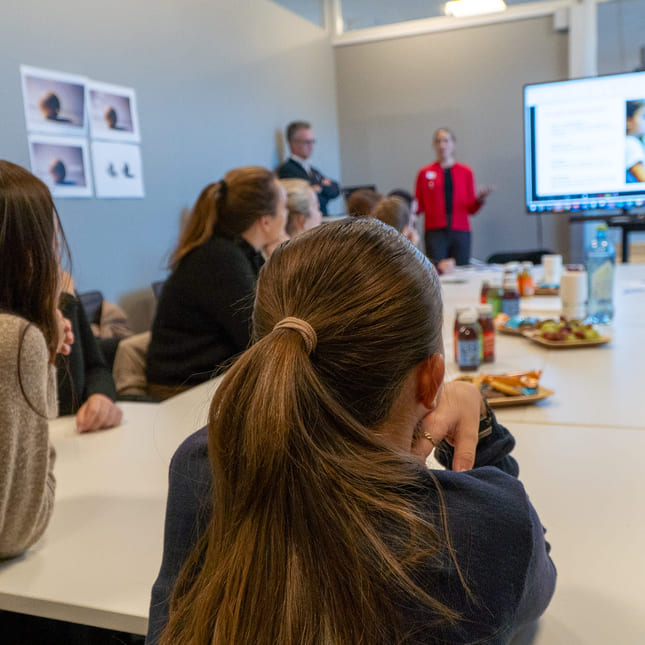 Møte på Papirbredden under forberedelsene til Girl Tech Fest.